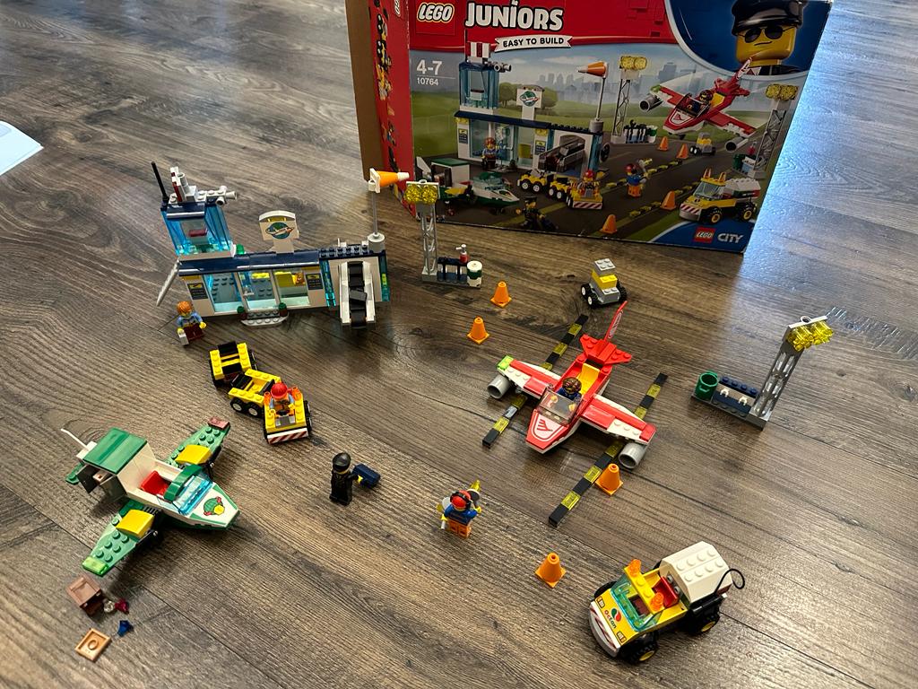 Lego Juniors City Central Airport 10764