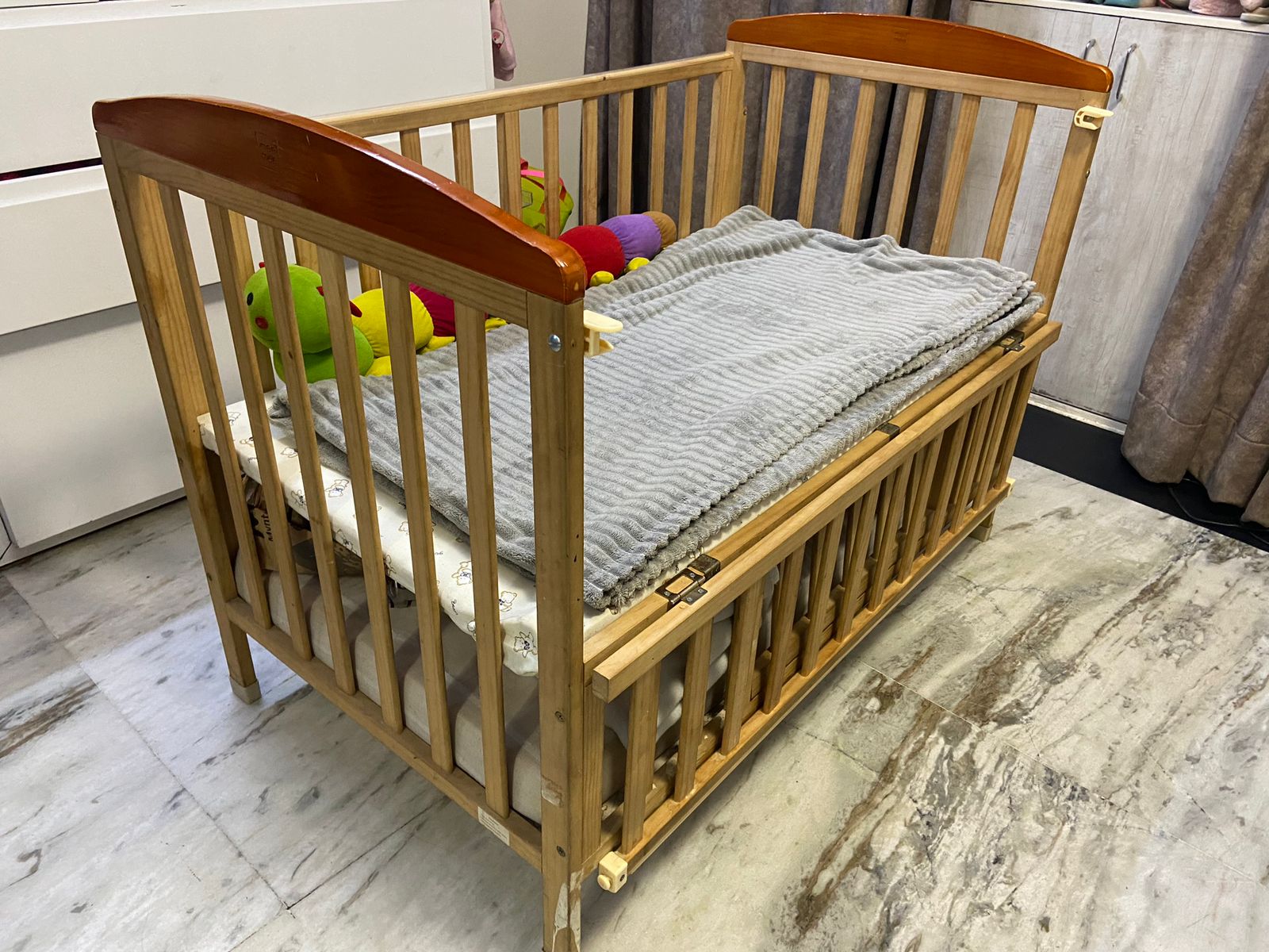 Babyhug Kelly Wooden Cot With mattress bumper