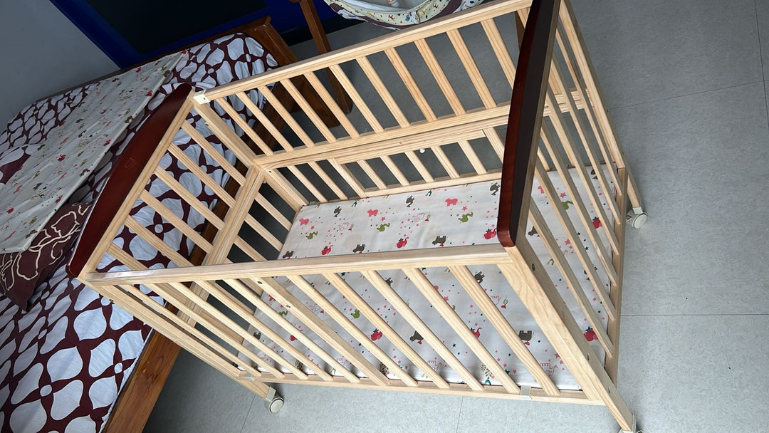 Mee Mee Spacious Extendable Swinging Baby Cot