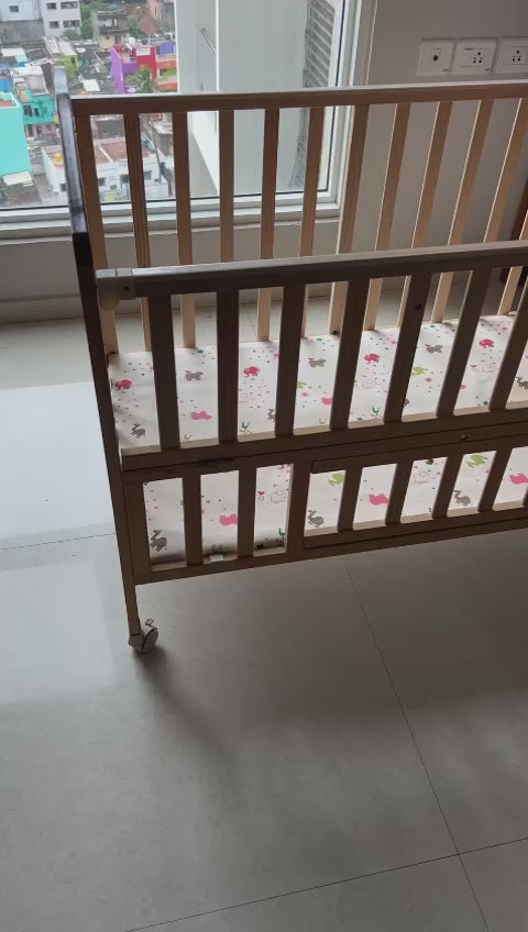 Mee Mee Spacious Extendable Swinging Baby Cot